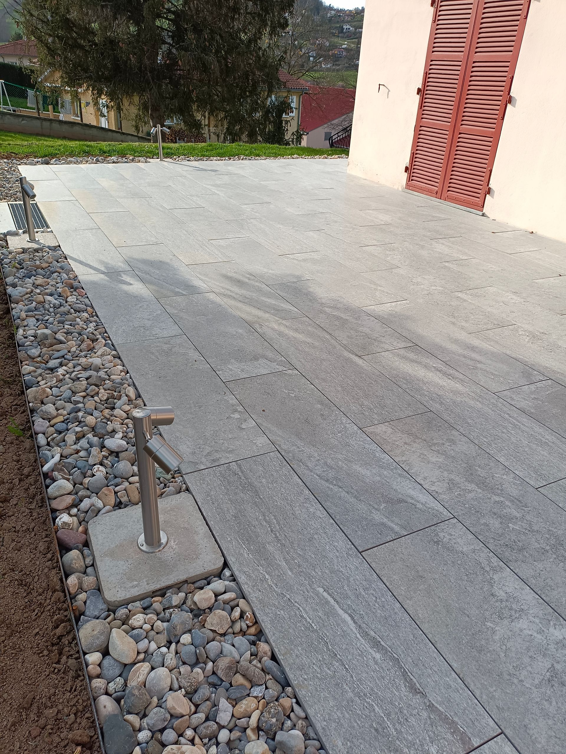 Pose de terrasse en pierre avec motifs