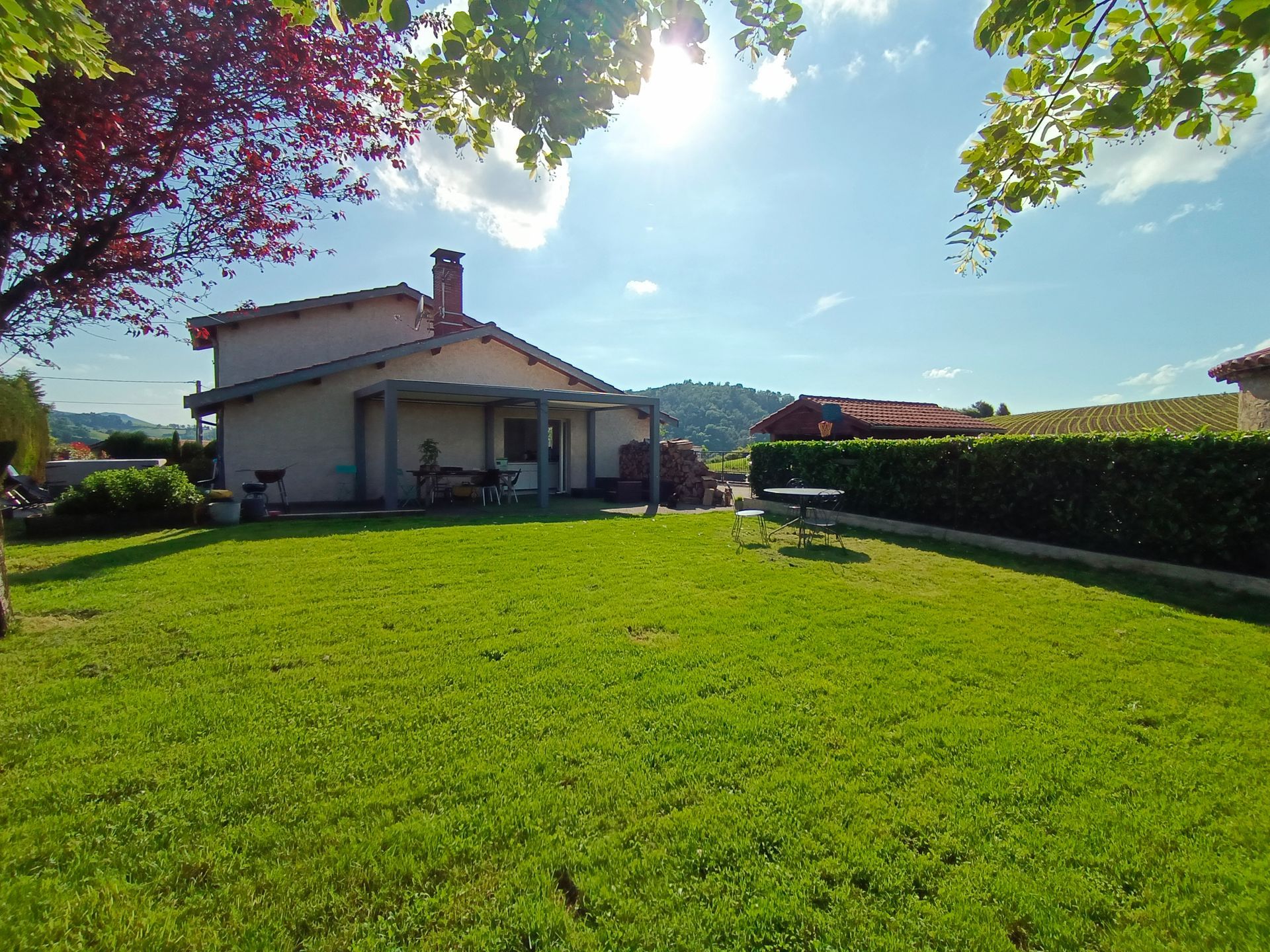 Tonte de pelouse d'une maison