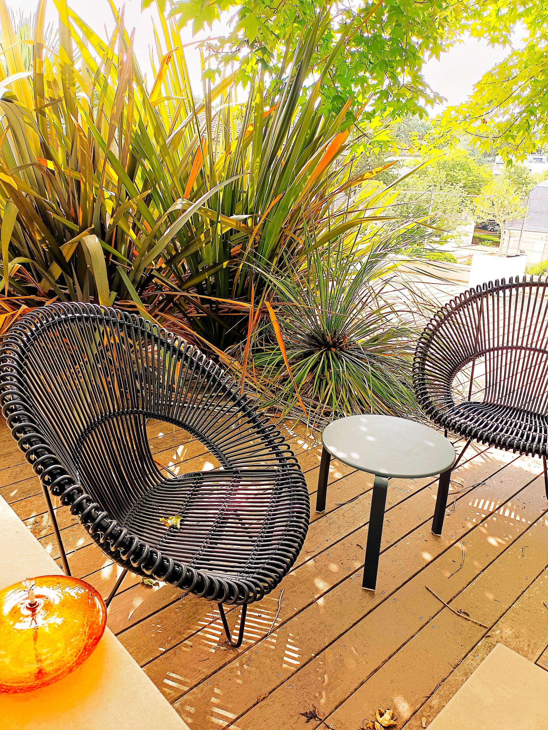 Terrasse en bois avec plantation