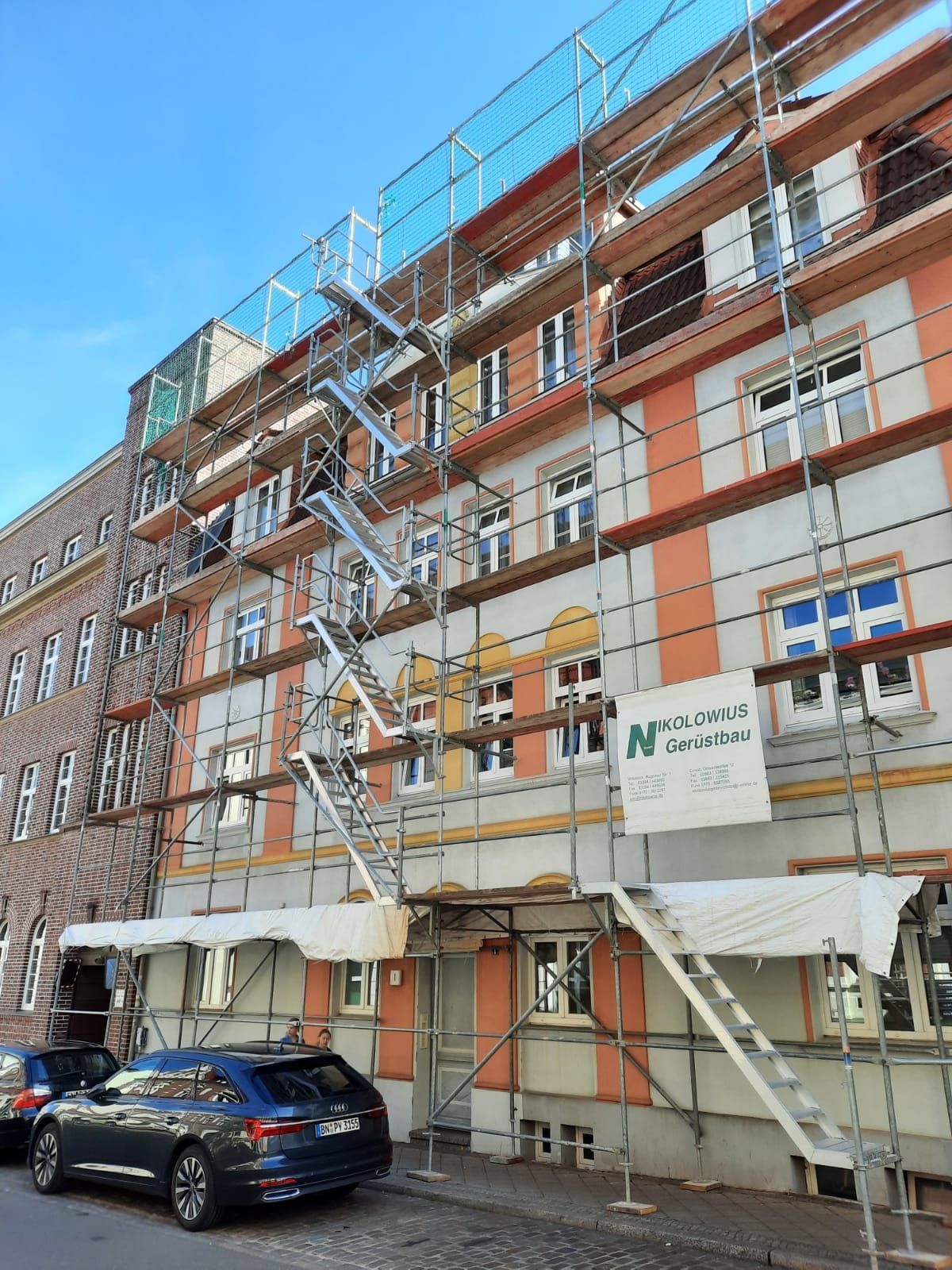 Ein im Bau befindliches Gebäude mit Gerüst darum herum.