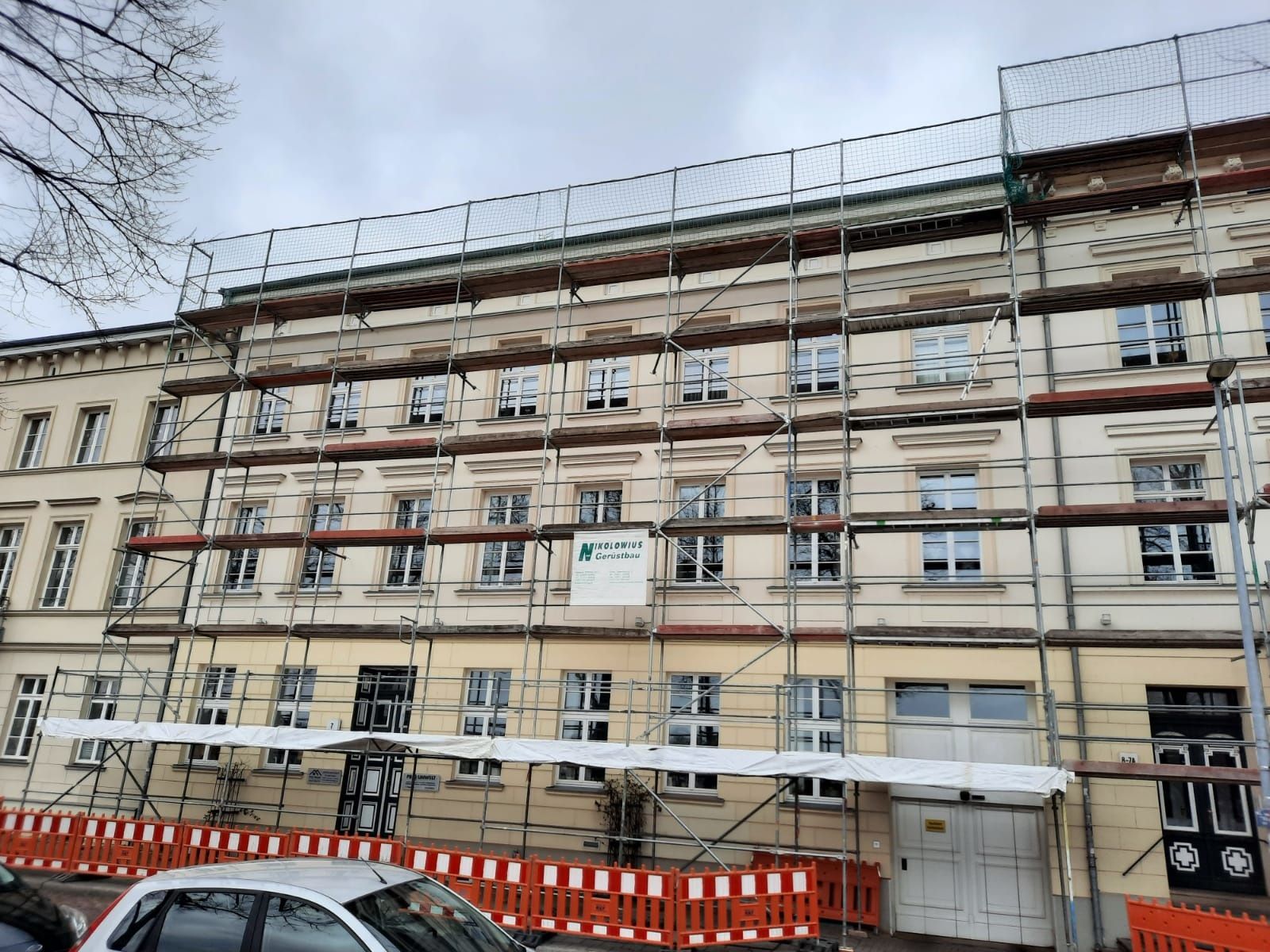 Ein im Bau befindliches Gebäude mit Gerüst darum herum.