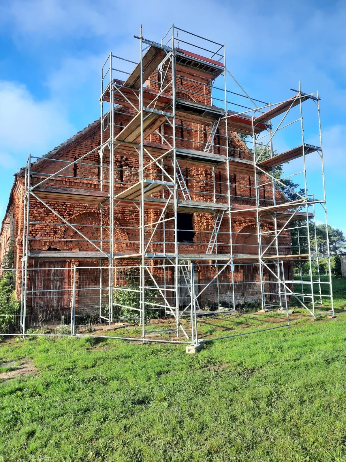 Ein im Bau befindliches Gebäude mit Gerüst darum herum.