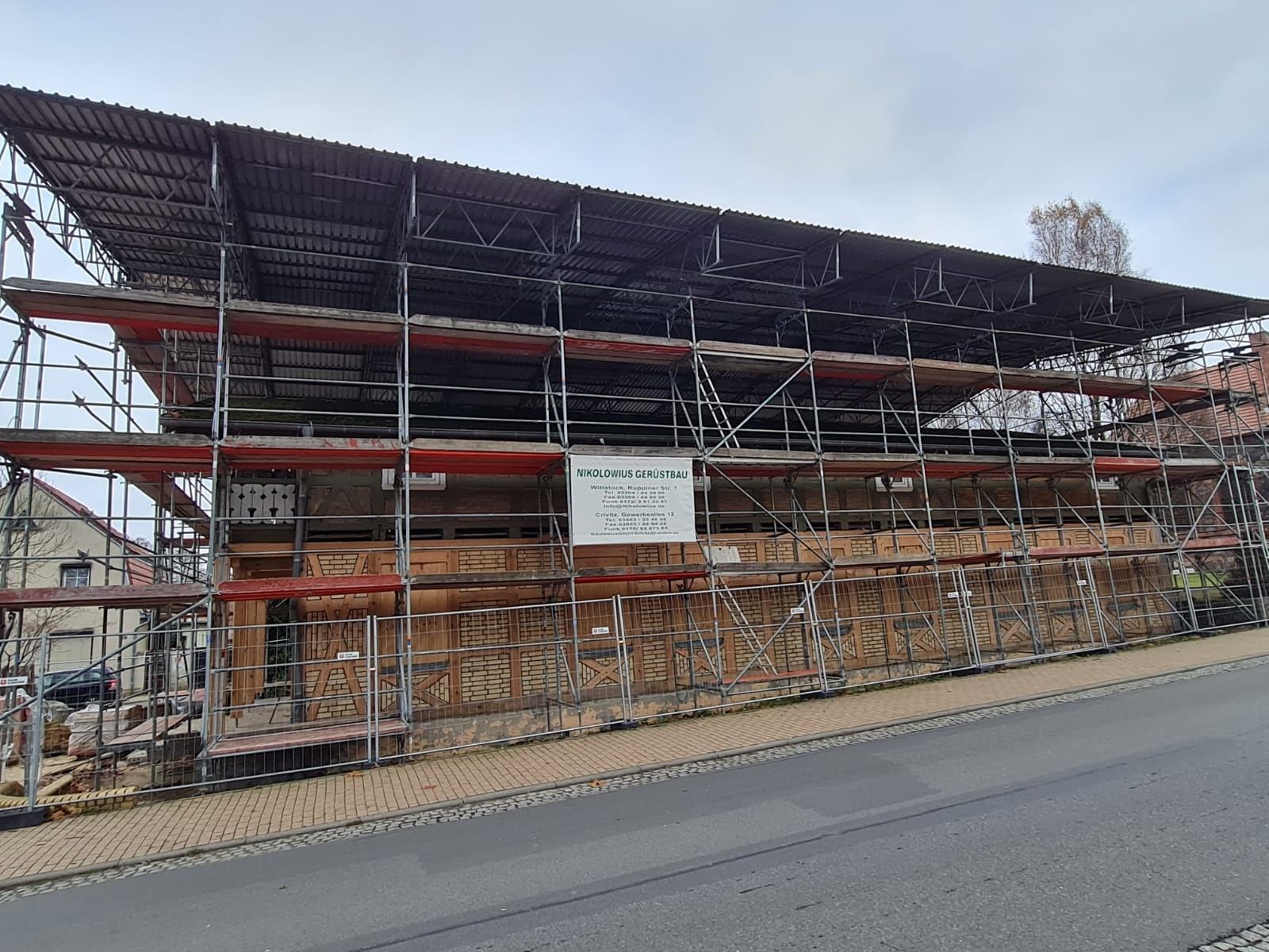 Ein im Bau befindliches Gebäude mit Gerüst darum herum.