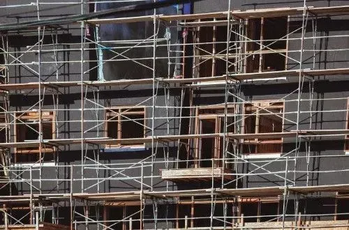 Ein im Bau befindliches Gebäude mit Gerüst darum herum.