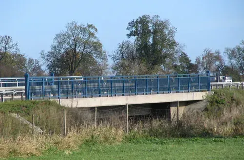 Eine Brücke mit einem Zaun