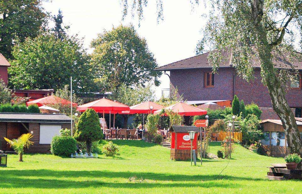 Außenbereich des Hotels mit Biergarten