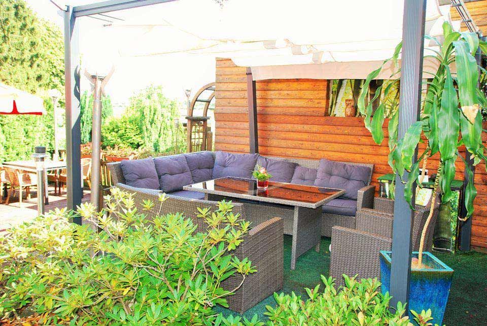 Gepolsterte große Sitzgarnitur im Grünen