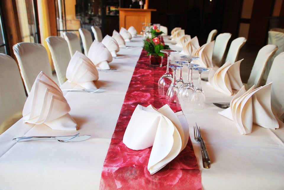 Dekorierte Plätze im Festsaal des Hotels