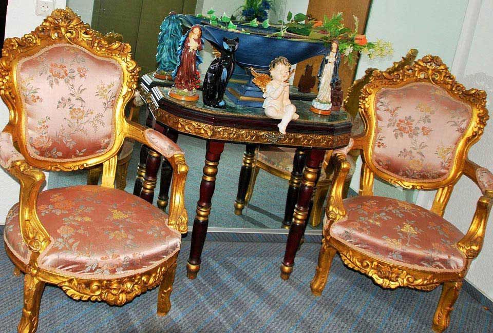 Dekorierte Sitzmöglichkeiten im Flur