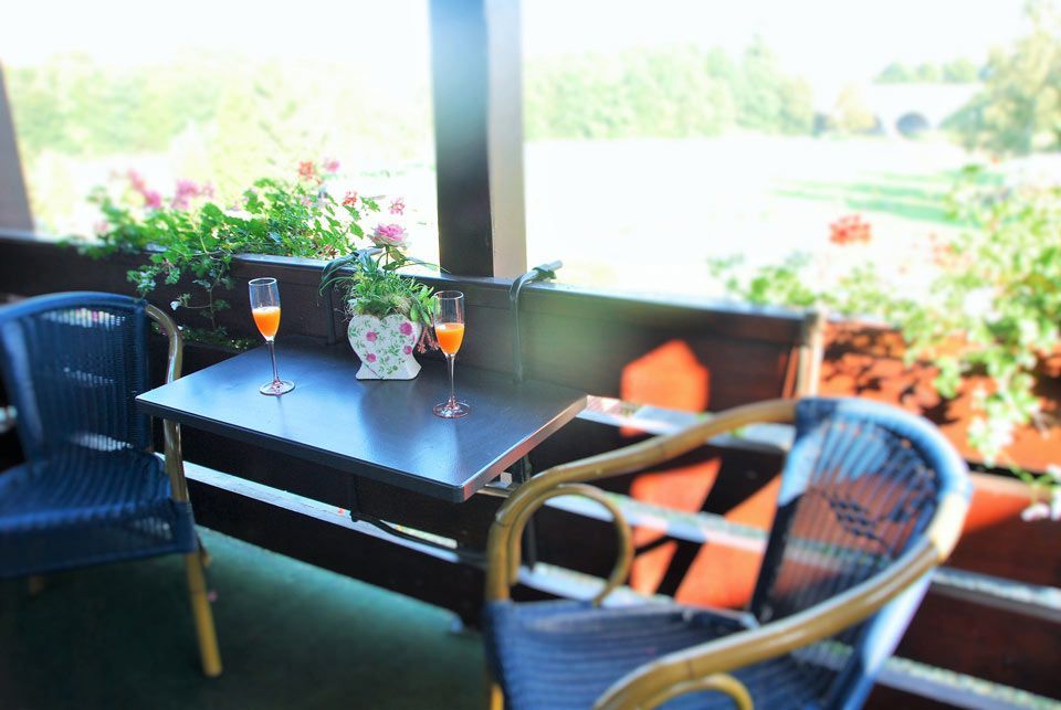 Ausblick vom Balkon mit Sektgläsern