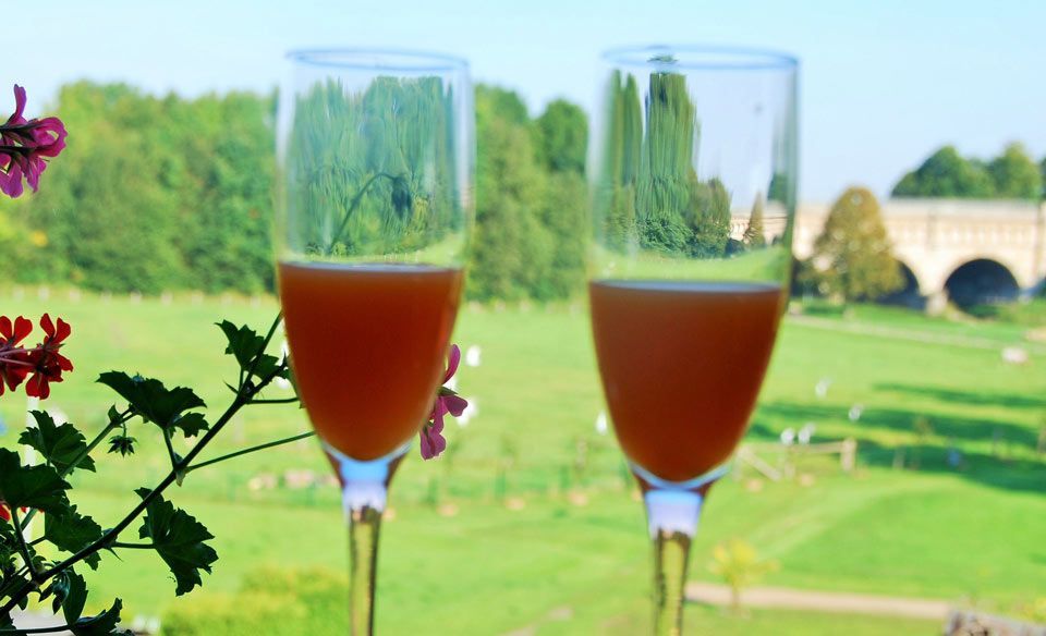 Zwei Sektgläser, im Hintergrund die Dreibogenbrücke in Olfen