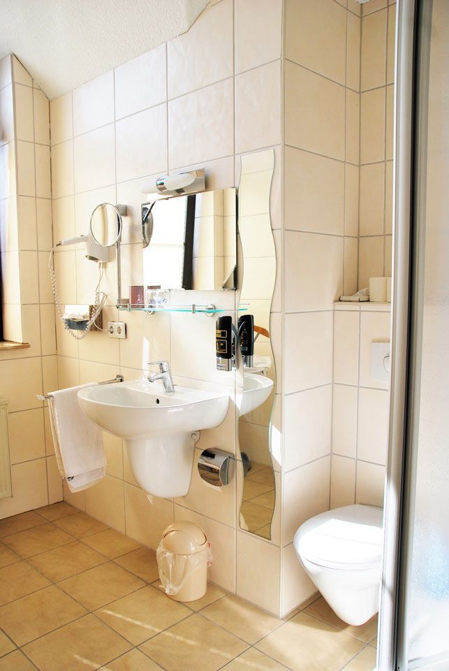 Helles freundliches Bad mit Dusche