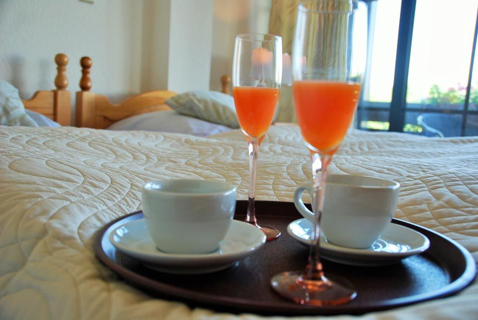 Zwei Sektgläser und zwei Kaffeetassen auf einem Tablett