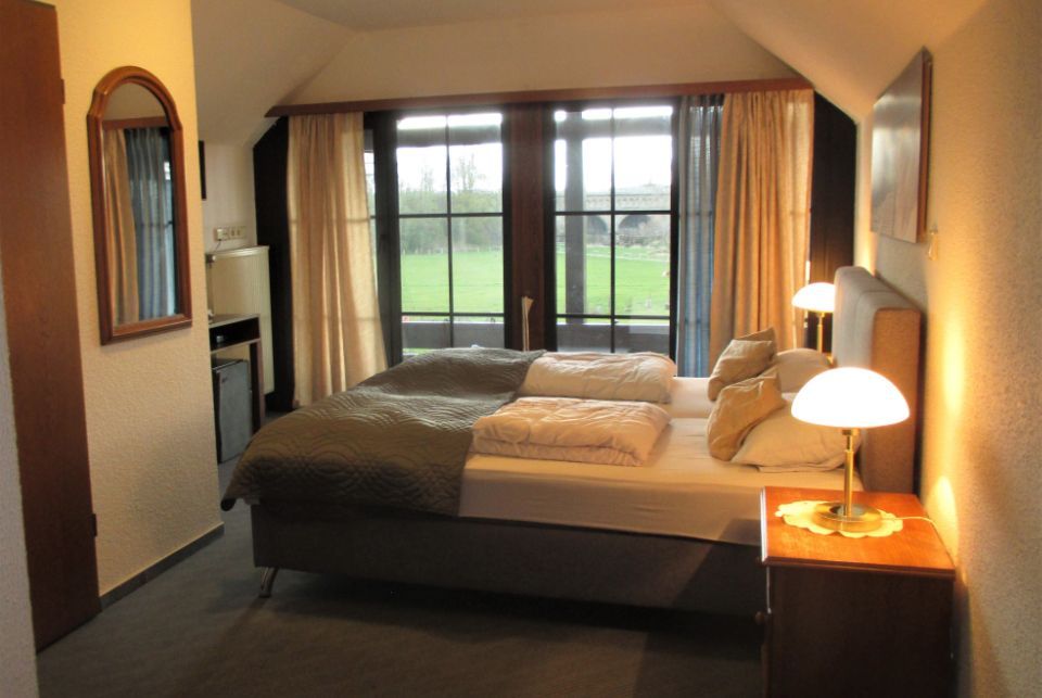 Doppelzimmer im Dachgeschoss mit großer Fensterfront