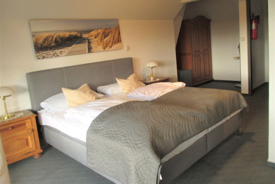 Doppelzimmer mit großem Boxspringbett