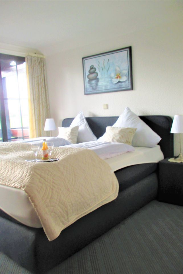 Helles Zimmer mit Doppelbett