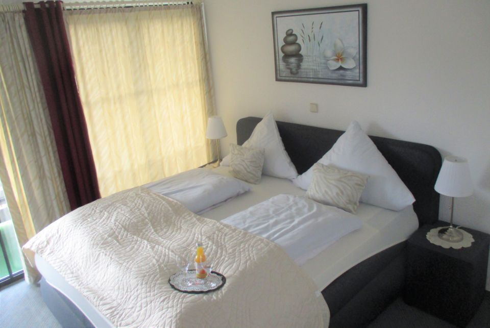 Doppelzimmer mit Willkommensdrinks am Bett