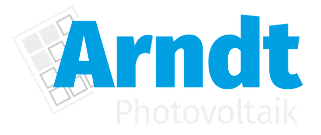 Logo f&uuml;r Arndt Photovoltaik. Eine blaue Wortmarke mit Solarpanel-Symbol auf der linken Seite.