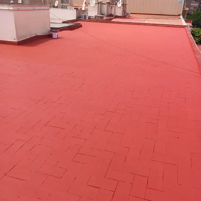 Un techo rojo con una caja blanca encima.