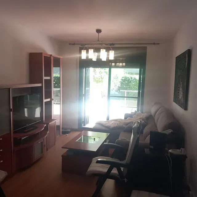 Una sala de estar con un sofá y un televisor.