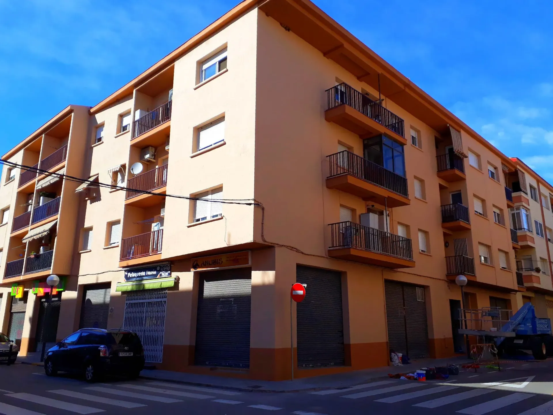 Un edificio con muchas ventanas y balcones