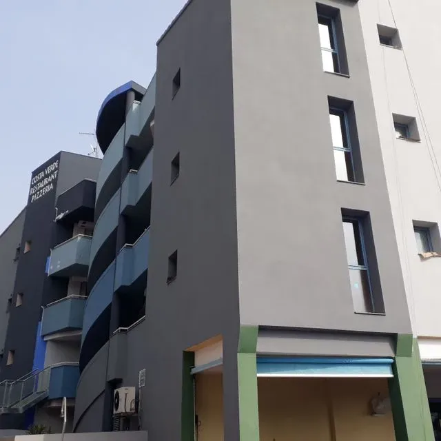 Un edificio con un cartel que dice 