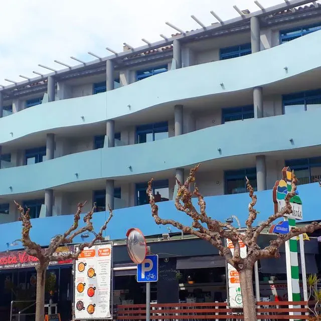 Un edificio con un cartel que dice p