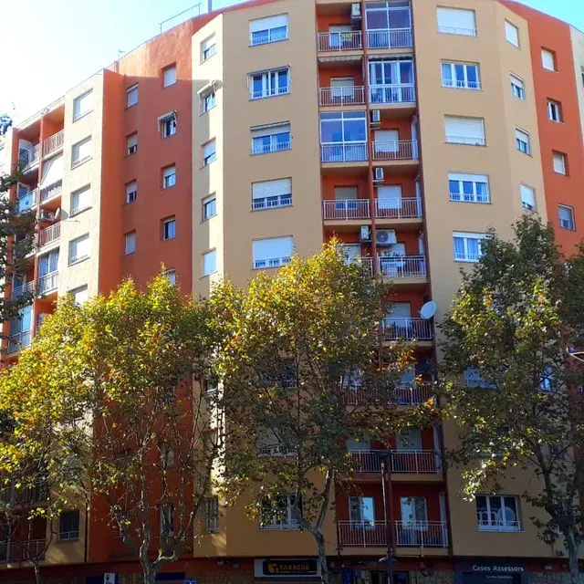 Un edificio alto con un cartel que dice 