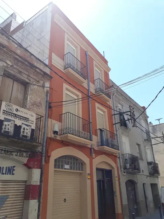 Un edificio con un balcón y un cartel que dice 'restaurante'.