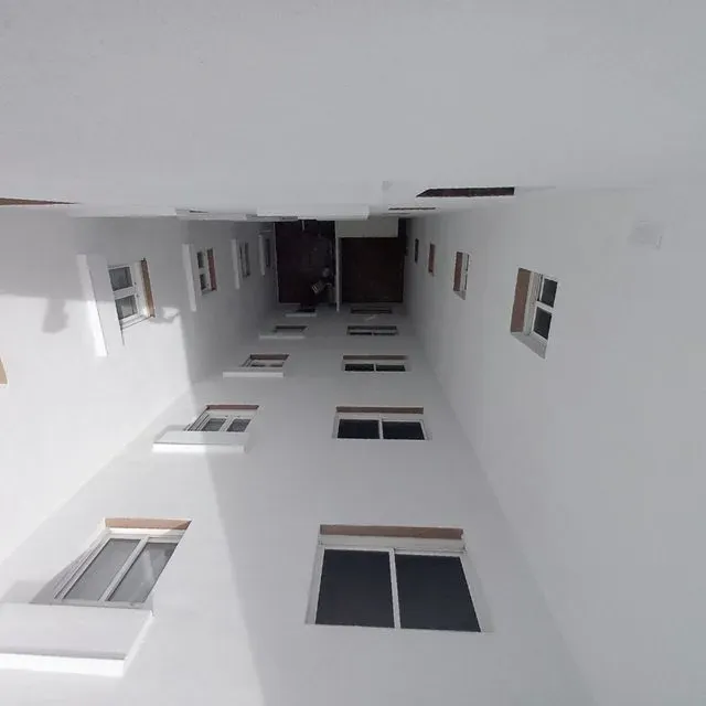 Mirando hacia arriba a un edificio blanco con muchas ventanas