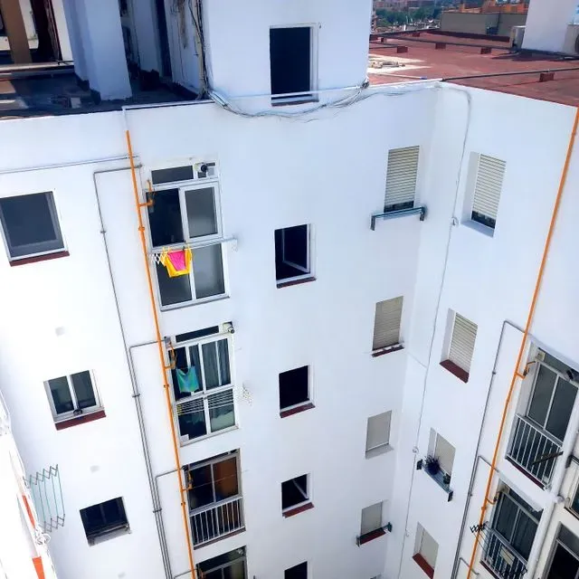 Una vista aérea de un edificio blanco con muchas ventanas.