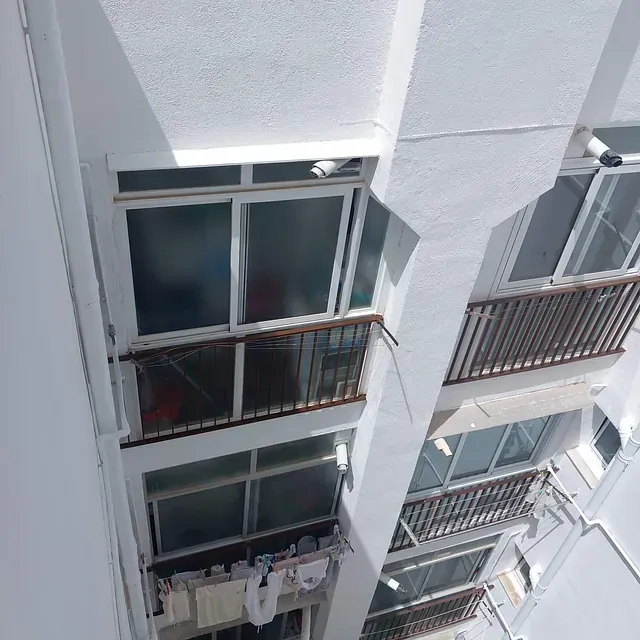 Un edificio con muchas ventanas y balcones