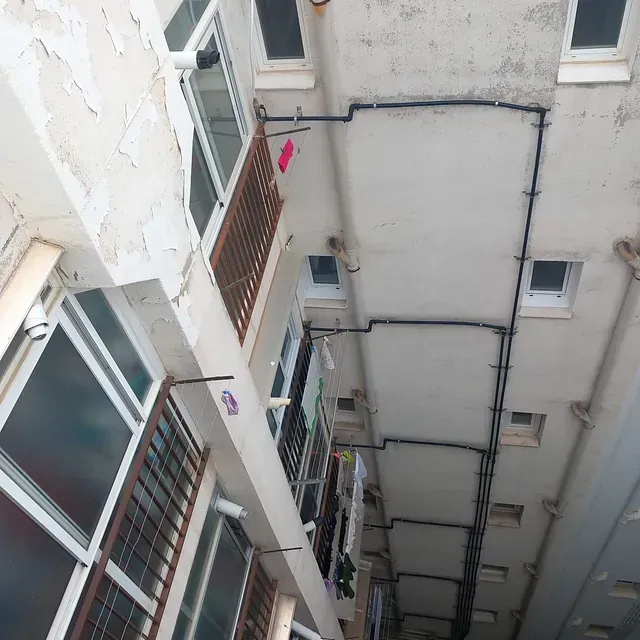 Mirando hacia arriba a un edificio con muchas ventanas