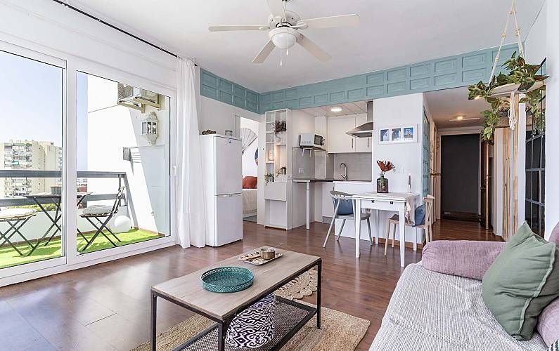 Apartamento luminoso y moderno con balcón, cocina y sala de estar en Barcelona.