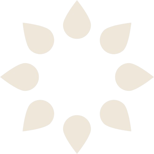 Ocho figuras de color beige con forma de lágrima dispuestas en un patrón circular, similar a una flor, sobre un fondo blanco.