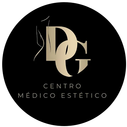 Un logotipo circular con el monograma DG en color beige y una silueta femenina minimalista sobre un fondo negro, con texto debajo.