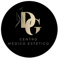 Un logotipo circular con el monograma DG en color beige y una silueta femenina minimalista sobre un fondo negro, con texto debajo.