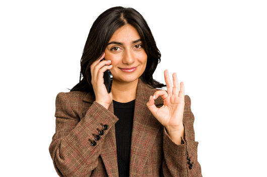Femme qui sourit au téléphone.