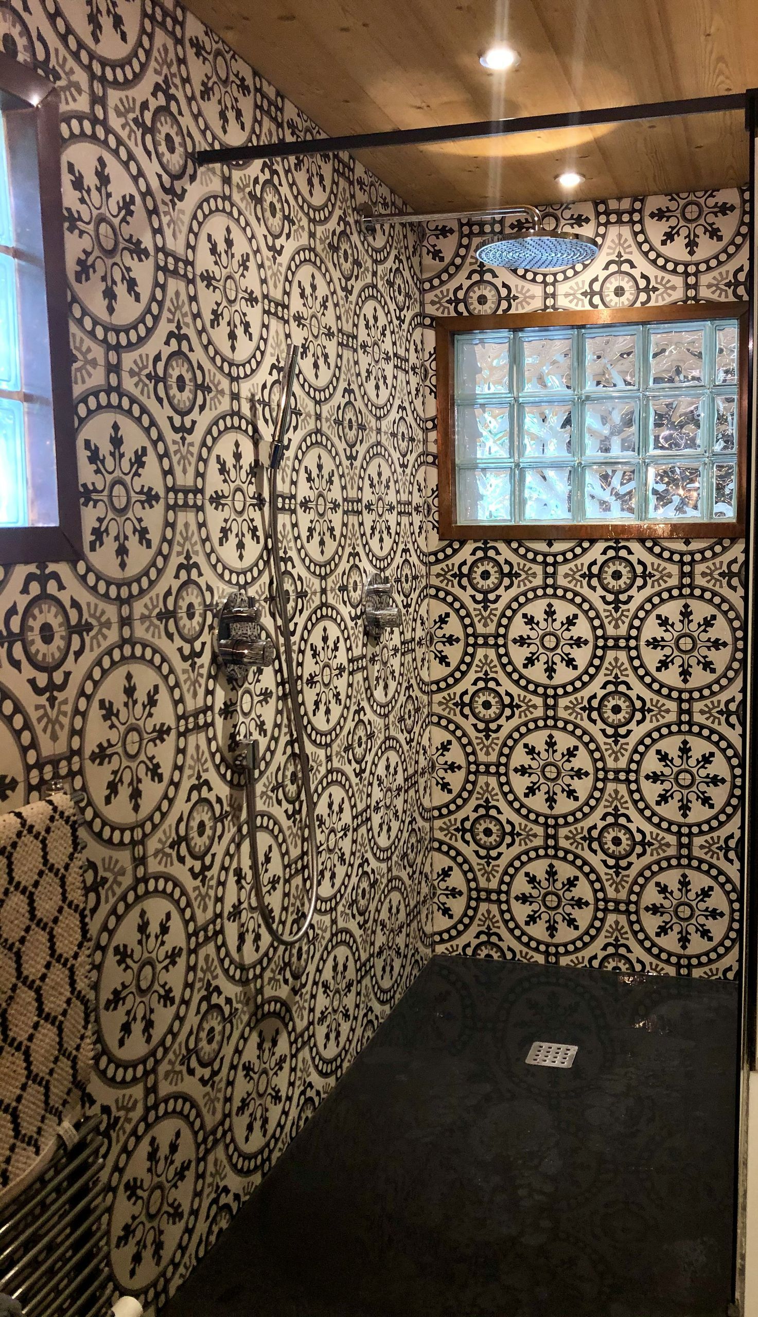 Douche avec mosaïque.