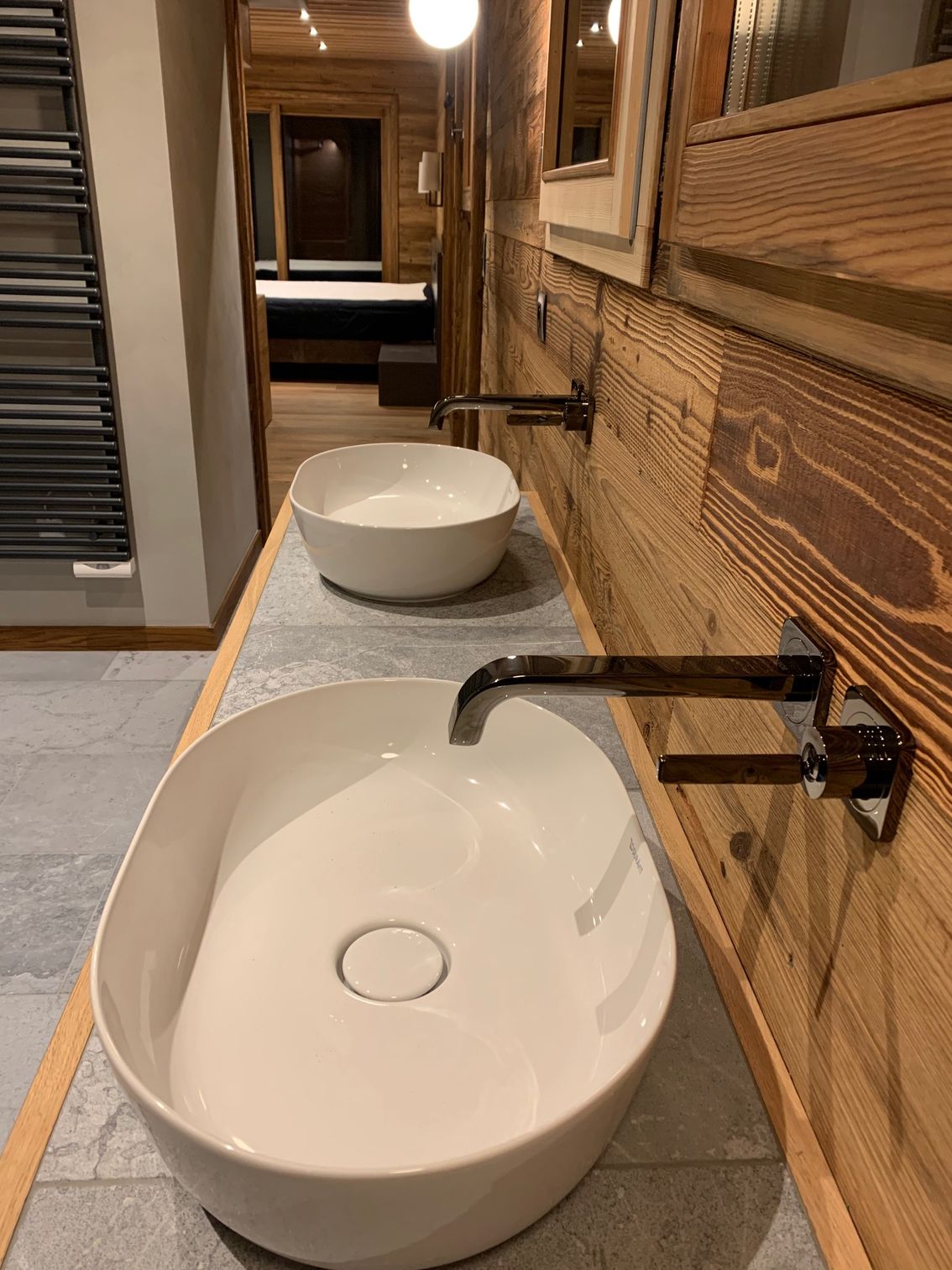 Double vasque et meuble en bois.