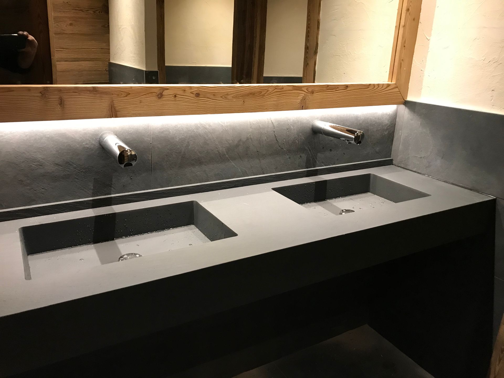 Une double vasque pour salle de bains.