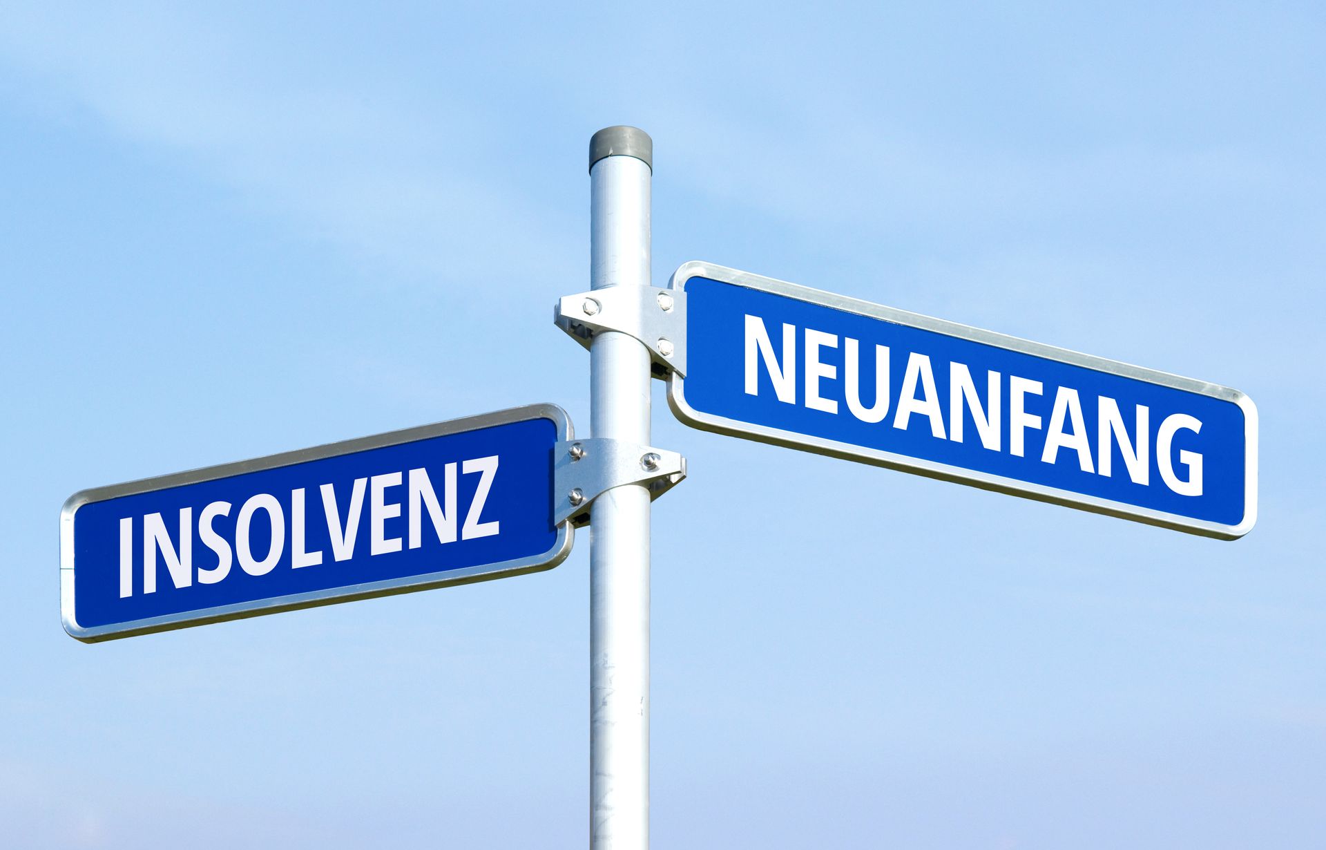 Auf einem Diagramm steht neben einem Taschenrechner ein Modellhaus.