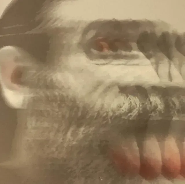 Un primer plano de la cara de un hombre con barba.