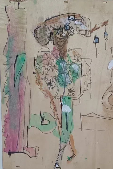 Un dibujo de una persona con una camisa verde en un trozo de papel.