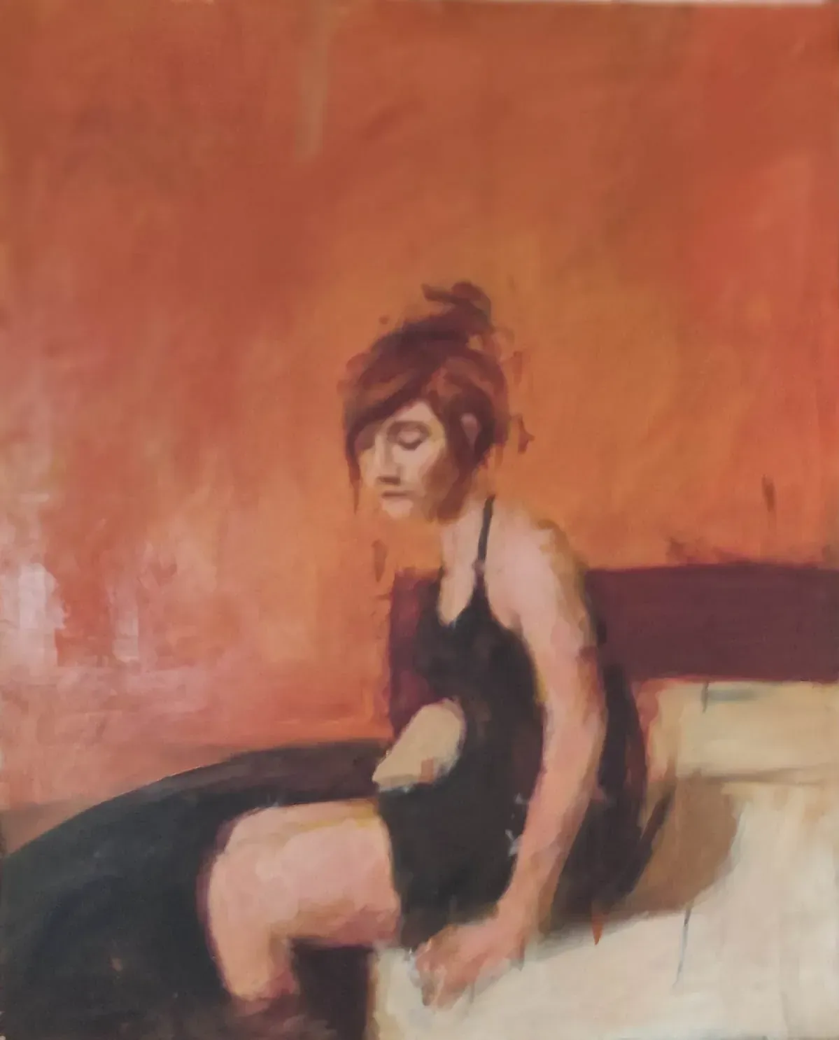 Una mujer con un vestido negro está sentada en una cama en un cuadro.