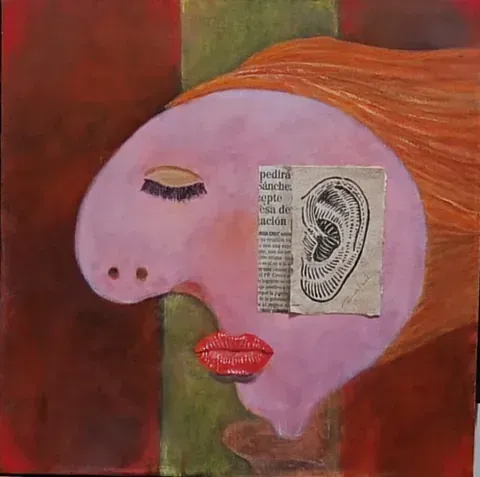 Una pintura del rostro de una mujer con la imagen de una oreja en ella.