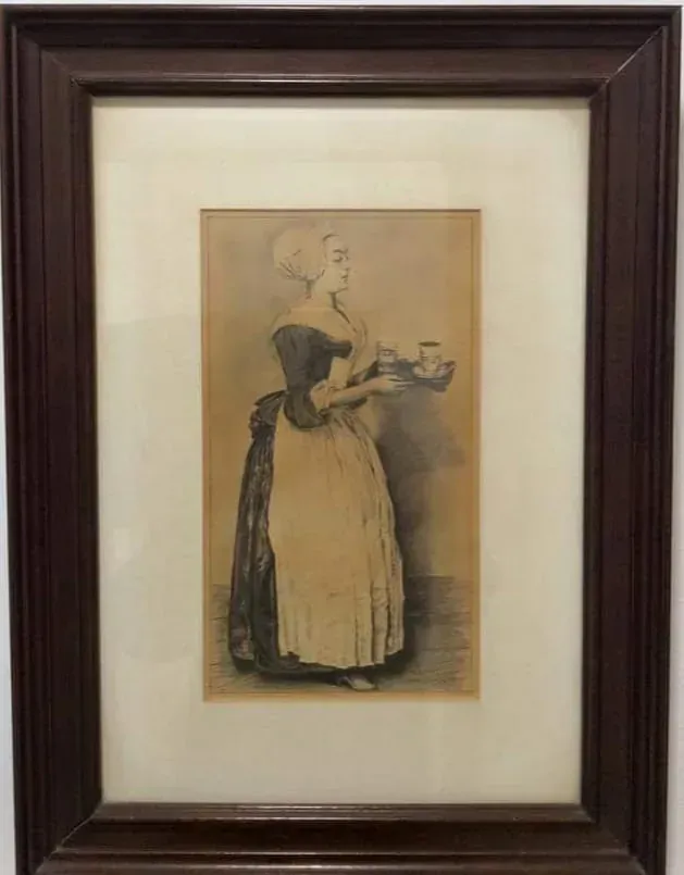 Una pintura en blanco y negro de una mujer sosteniendo una bandeja.