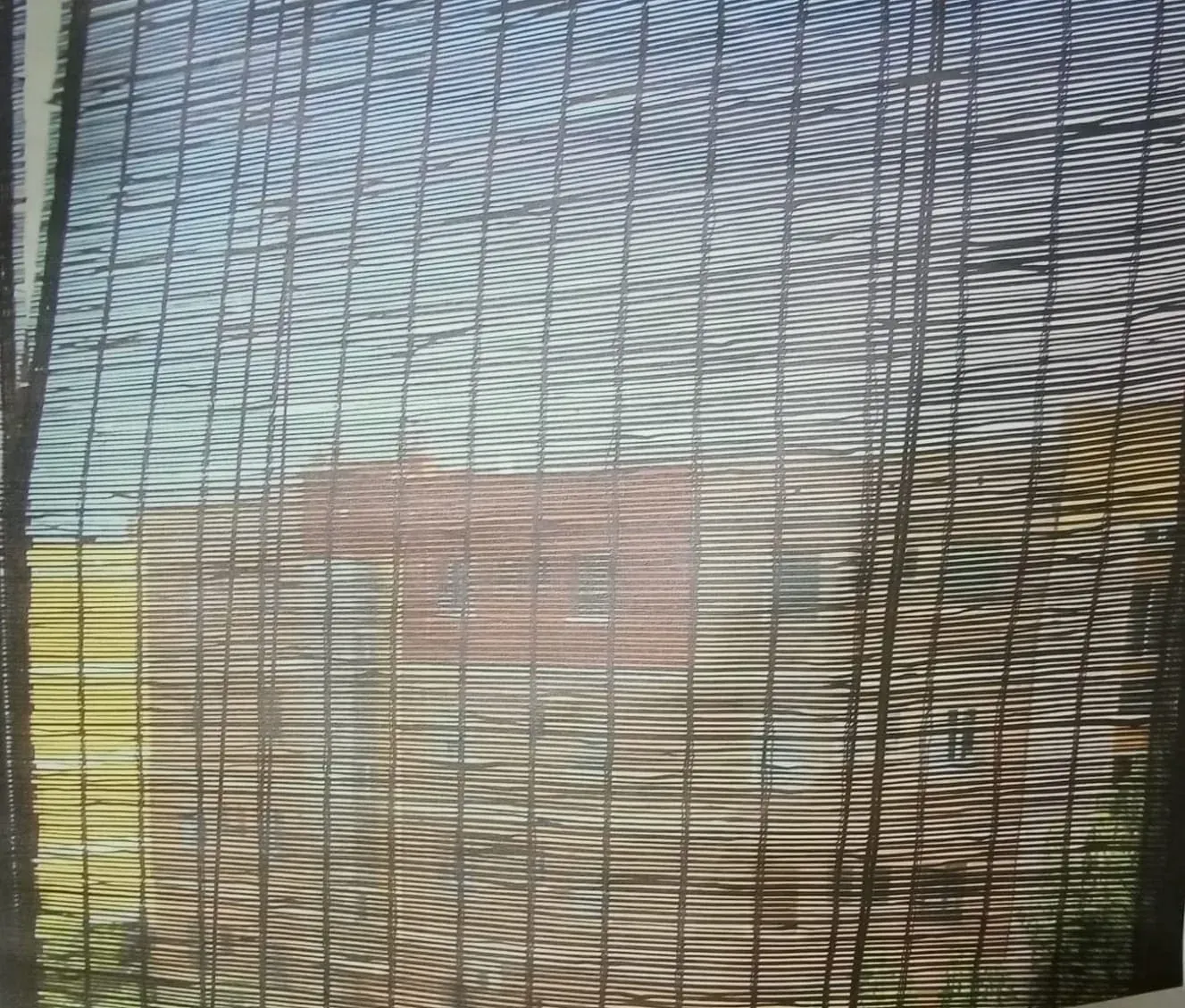 Un primer plano de una persiana de bambú en una ventana.