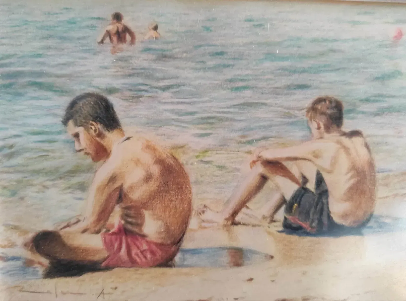 Un cuadro de dos niños sentados en la playa cerca del agua.