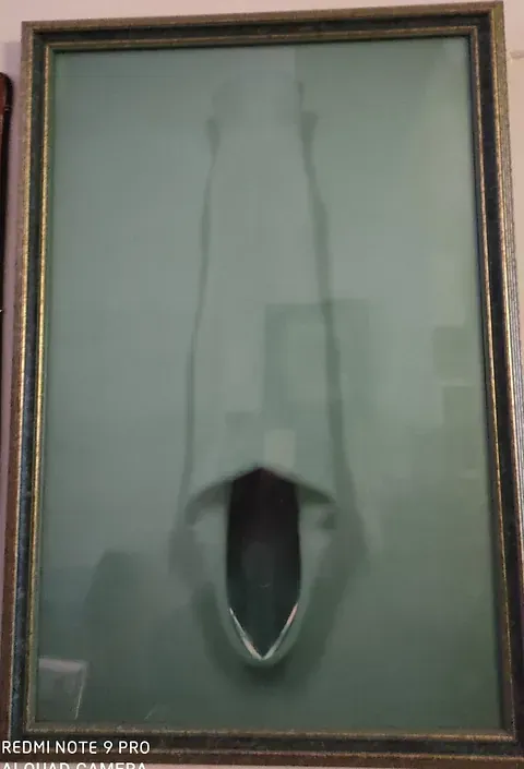 Una imagen de la cara de una persona está enmarcada en una pared.